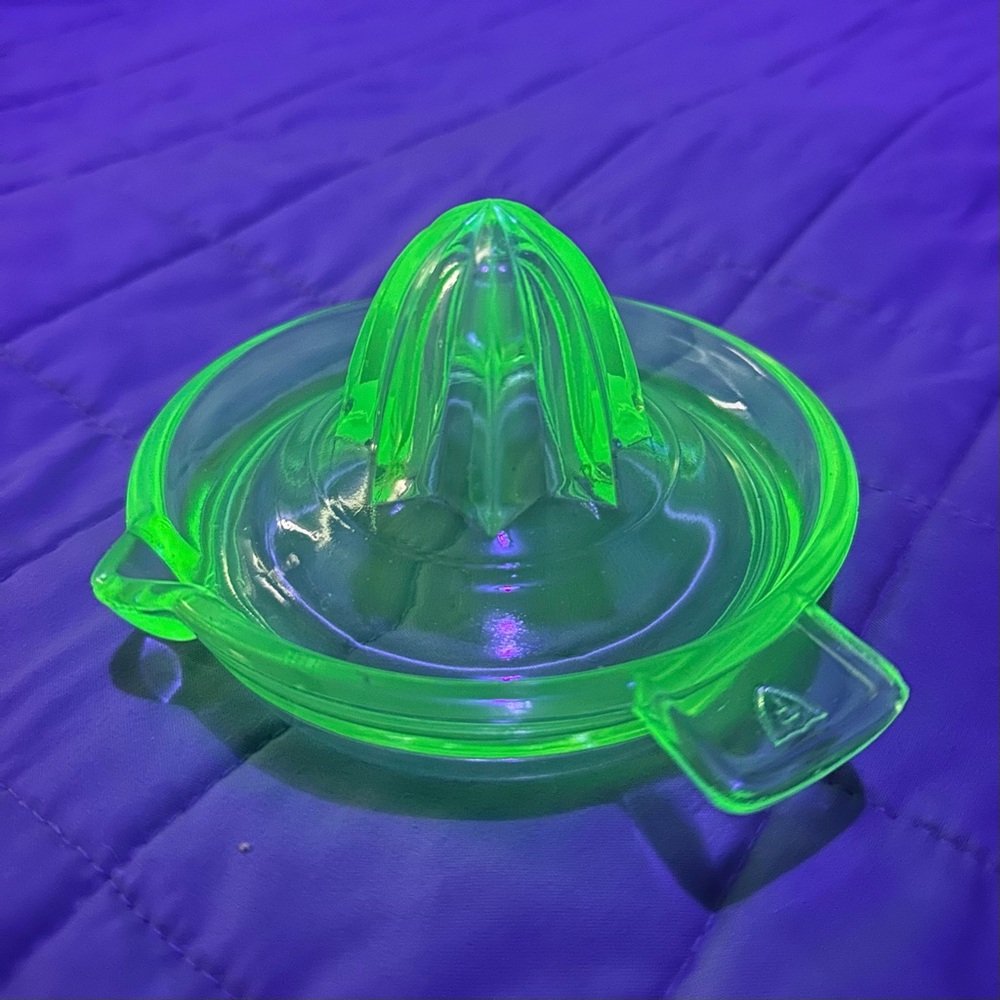 Vintage Depression Green Uranium Glass Citrus Juicer Reamer 5 1/4”